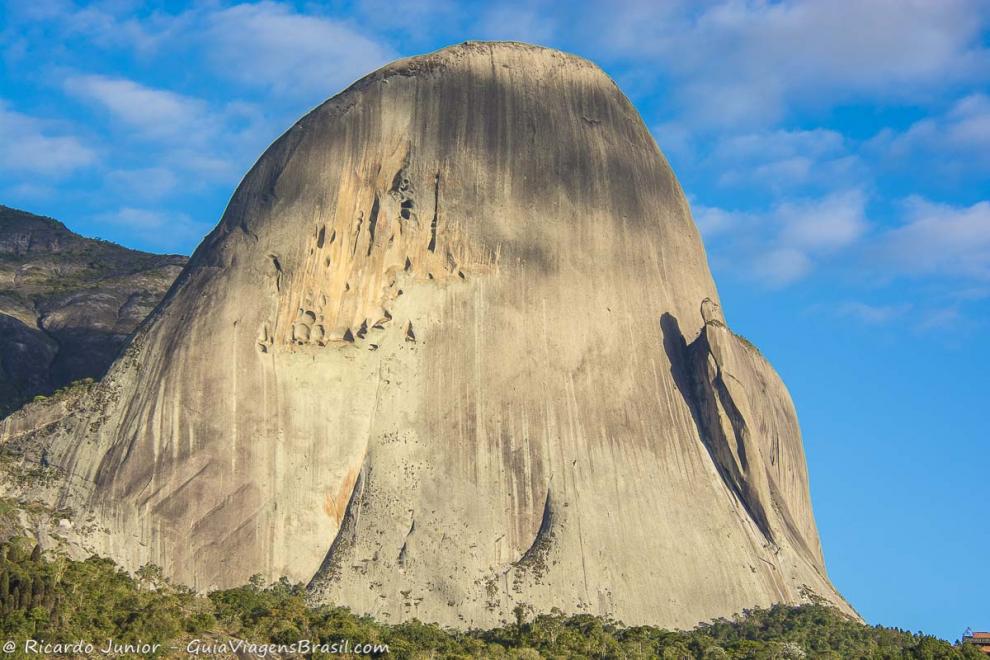 Imagem da imensa Pedra Azul na Região Serrana.